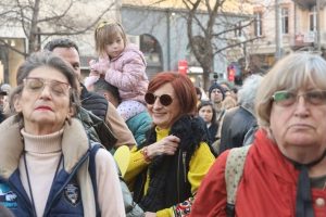 Стотици в жълто пред Съдебната палата: Майките на Николай, Александър и Ивайло поискаха истината за „Петрохан“