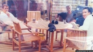 Нова снимка разкрива принц Андрю и Питър Манделсън по халати в компанията на Джефри Епстийн