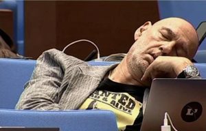 Любен Дилов от ГЕРБ заспа в парламента: Ораторите на ПП-ДБ могат да приспят и кукумявка