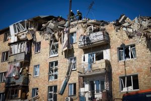 Трима загинали и десетки ранени след масирана руска атака в Киевска област