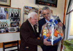 Дядо Кольо от Манолско Конаре посрещна на крака гостите за 100-годишния си юбилей (Снимки)