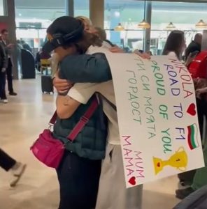 Емоционално посрещане: Майката на Никола Цолов с трогателен жест на летището във Валенсия