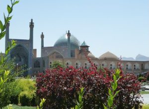 Ирански медии: Ракетен удар по индустриална зона в Исфахан отне живота на 15 души