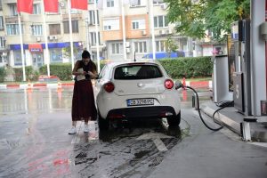 Помощта за скъпия бензин: по 20 евро на месец за всеки с доход под 781 евро, който има автомобил (Обзор)