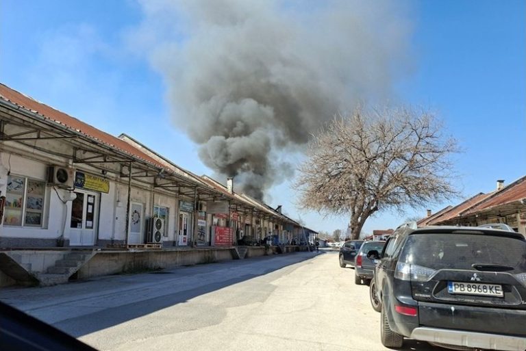 12 пожарни екипа потушиха мащабния пожар в склад за играчки в Пловдив 12 пожарни екипа потушиха мащабния пожар в склад за играчки в Пловдив