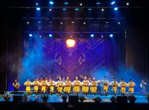 Андрей Гюров и д-р Мирослав Ненков на спектакъла „Слънце да огрее“ на ансамбъл „Пирин“