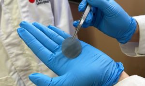 Учени разработиха интелигентна превръзка, която лекува и наблюдава рани в реално време