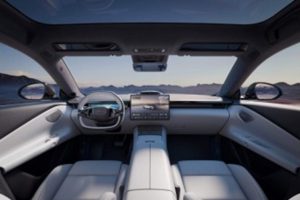 Бъг в гласова команда изключва светлините на китайски SUV по време на движение