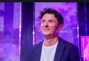 Лилавият код на трансформацията: Абер Бабич за новата ера на бездимните технологии