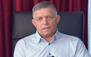 Словашката партия „Демократи“ внесе 384 000 подписа за референдум срещу Роберт Фицо