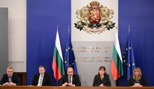 Бум за гласуване в САЩ и Великобритания след тавана от 20 секции там