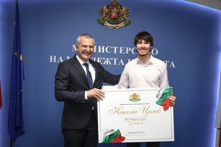 Министърът на спорта връчи 25 000 евро на Никола Цолов за историческите му успехи