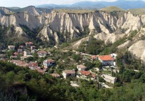 Скандал в Мелник: Багери копаят в основите на защитените пясъчни пирамиди