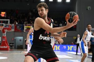 Историческо поражение за Олимпиакос във Валенсия, Везенков реализира 17 точки