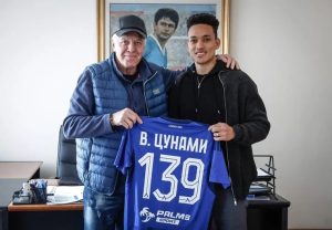 Наско Сираков дари Цунами с фланелка с №139