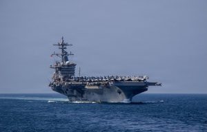 Иран атакува самолетоносача "Ейбрахам Линкълн" с масивен ракетен залп