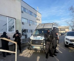 Разбиха фабрика за фалшиви лекарства и анаболни стероиди в София (Снимки)