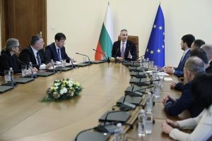 Андрей Гюров: Пандемията показа, че мерките на калпак не работят