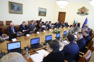 През април раздават по 20 евро на бедни с коли, до дни ще има мерки и за бизнеса