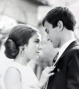 Фотозагадка: Коя е тази красавица, влюбена пред камерата във Филип Трифонов?