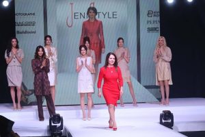 Легендарни дизайнери и модели от 90-те се завърнаха на CodeFashion Runway в София