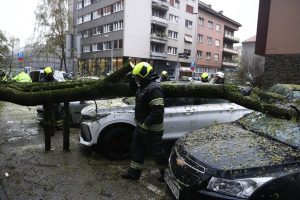 Мощна буря със 120 км/ч парализира Загреб: Затворени училища и десетки пострадали