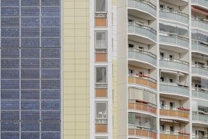 Соларни панели по фасадите на сградите: Нова революция в борбата с климатичните промени