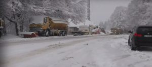 Сняг и гъста мъгла затрудняват преминаването през прохода Петрохан