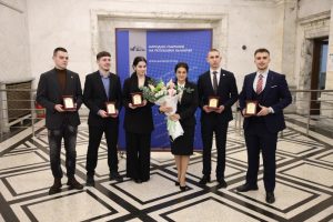 Председателят на комисията Росица Кирова награди млади доброволци гвардейци в Народното събрание