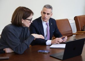 Андрей Гюров и Надежда Нейнски обсъдиха хибридните заплахи с Христо Грозев