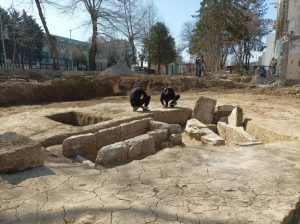 Уникален бронзов венец с позлата и антични монети са открити при разкопки в училище в Несебър