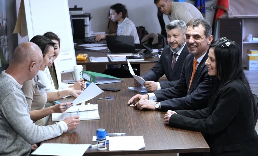 Ахмед Доган няма да е кандидат-депутат: АПС обяви водачите на листите си за изборите