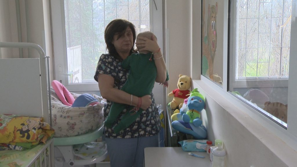 Две здрави бебета живеят девет месеца в болница заради липса на приемни семейства