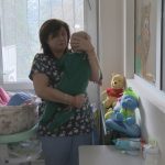 Две здрави бебета живеят девет месеца в болница заради липса на приемни семейства