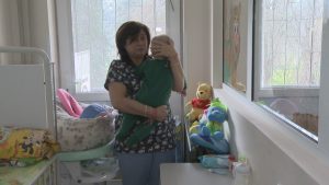 Две здрави бебета живеят девет месеца в болница заради липса на приемни семейства