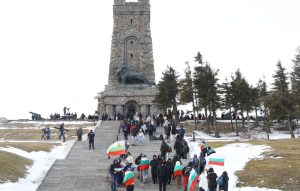 Хиляди българи се поклониха пред подвига на героите на връх Шипка за Националния празник