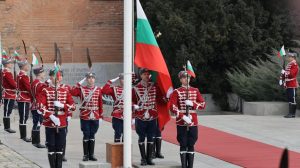 Издигане на националното знаме пред паметника на Незнайния воин в София