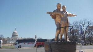 Изкуство в търсене на истината: Статуя на Тръмп и Епстийн се появи във Вашингтон