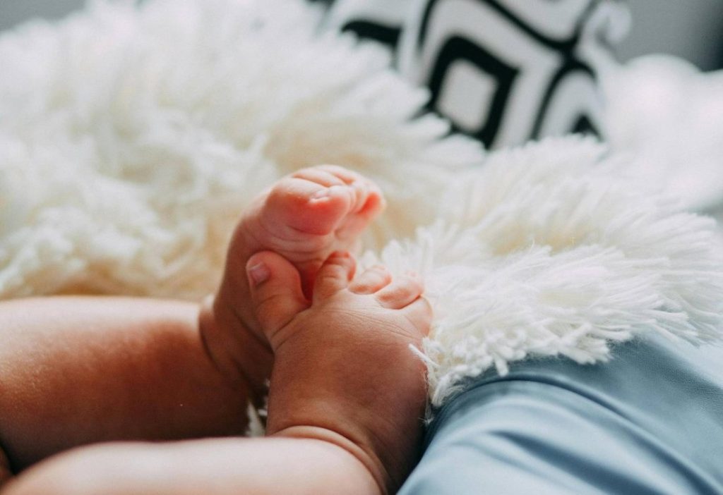 Изоставените в болнична стая близначета намериха приемно семейство