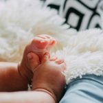 Изоставените в болнична стая близначета намериха приемно семейство