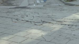 Опасни плочки и разбити тротоари: Инфраструктурната криза в центъра на Благоевград