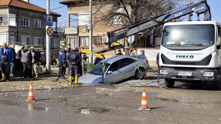Кола пропадна в огромна дупка след ВиК авария в пловдивския квартал „Столипиново“ Кола пропадна в огромна дупка след ВиК авария в пловдивския квартал „Столипиново“