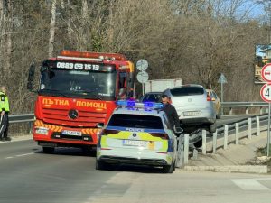 Кола „кацна“ на мантинела край Арбанаси след опасна каскада