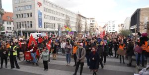 Мащабен протест в Мюнхен срещу онлайн насилието и фалшивото AI съдържание