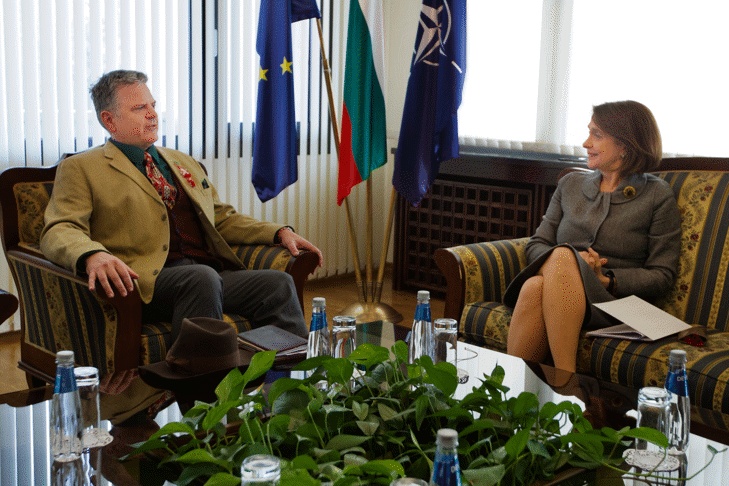 Министър Надежда Нейнски обсъди сигурността и визите с и.д. посланик на САЩ