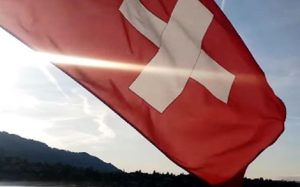 Швейцарците отхвърлиха намаляването на таксата за обществени медии на референдум