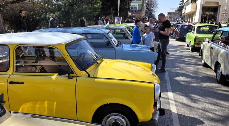 Над 150 ретро автомобила превзеха улиците на Велико Търново за XV Трабант фест Над 150 ретро автомобила превзеха улиците на Велико Търново за XV Трабант фест