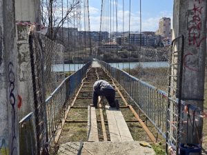 Ремонтират спешно пешеходния въжен мост над река Арда в Кърджали