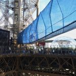 Париж от високо: Въжен мост предизвиква посетителите на Айфеловата кула