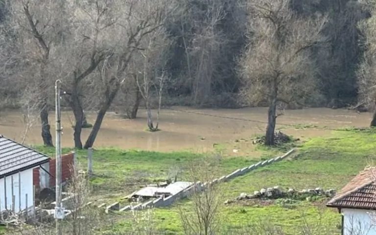 Нивото на река Черни Лом край село Табачка се повиши с един метър Нивото на река Черни Лом край село Табачка се повиши с един метър
